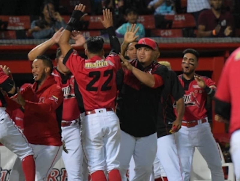 Cardenales celebra victoria ante el Magallanes