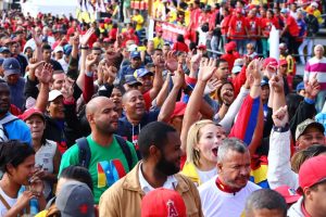Pueblo venezolano se concentra en el TSJ para apoyar al presidente Nicolás Maduro