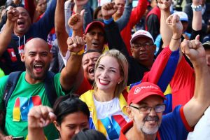 Pueblo venezolano se concentra en el TSJ para apoyar al presidente Nicolás Maduro