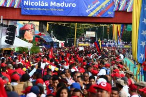 Pueblo venezolano se concentra en el TSJ para apoyar al presidente Nicolás Maduro