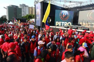 Pueblo venezolano se concentra en el TSJ para apoyar al presidente Nicolás Maduro