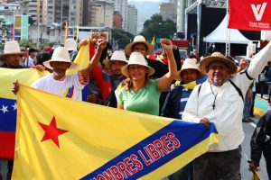 Pueblo venezolano se concentra en el TSJ para apoyar al presidente Nicolás Maduro