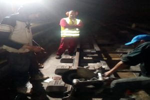 Personal Metro Los Teques realizó cambio de rieles en tramo Adjuntas Ayacucho