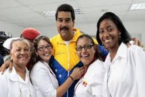 Presidente Maduro con médicas