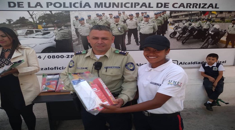 Alumnos de Policarrizal recibieon un combo de herramientas estudiantiles para su formación (Foto Alcaldía Carrizal)