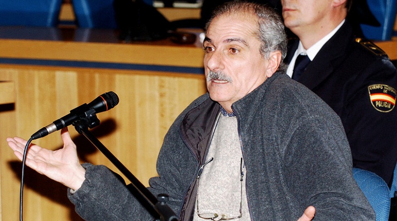 El exoficial de la marina argentina Adolfo Scilingo durante su juicio en Madrid, el 17 de enero de 2005. (Juanjo Martin / AFP)
