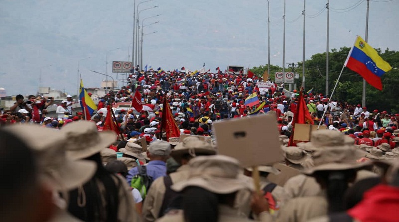 Trabajadores de la Patria desbordaron la larga autopista de El Valle rumbo a Miraflores (Foto PSUV)