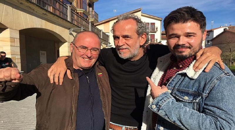 Agustín Otxotorena (izq.), acompañado en varias ocasiones por el actor español Willy Toledo y el diputado catalán Gabriel Rufián (der.), realizaron una gira en varias ciudades de España mostrando la realidad sobre Venezuela (Foto AlbaCiudad)