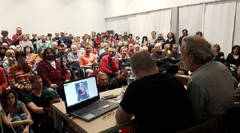Agustín Otxotorena (izq.), acompañado en varias ocasiones por el actor español Willy Toledo y el diputado catalán Gabriel Rufián (der.), realizaron una gira en varias ciudades de España mostrando la realidad sobre Venezuela (Foto AlbaCiudad)