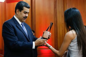 Presidente Nicolás Maduro reconoce al periodismo responsable con distinción Simón Bolívar