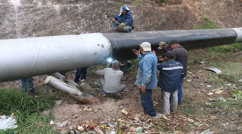 Cuadrillas trabajan para garantizar servicio de agua en los próximos días