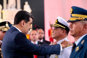 Generales y Almirantes ascendidos juran frente a Bolívar como herederos del Ejército Libertador