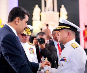 Generales y Almirantes ascendidos juran frente a Bolívar como herederos del Ejército Libertador