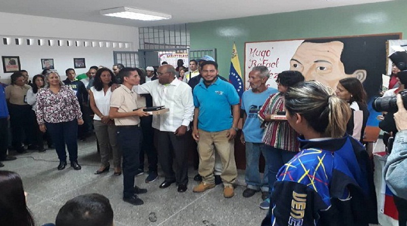 Estudiantes de Escuelas Técnicas de Caracas reciben sus Tabletas Canaima
