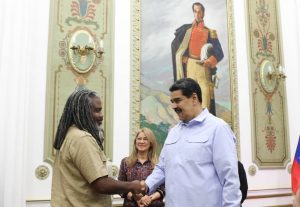 Presidente Maduro recibió a integrantes del Colectivo de Protección de embajada venezolana en Washington