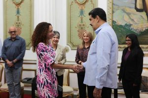 Presidente Maduro recibió a integrantes del Colectivo de Protección de embajada venezolana en Washington