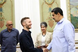 Presidente Maduro recibió a integrantes del Colectivo de Protección de embajada venezolana en Washington
