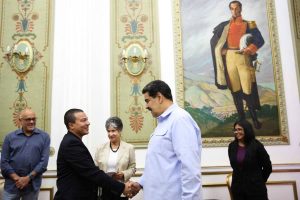 Presidente Maduro recibió a integrantes del Colectivo de Protección de embajada venezolana en Washington