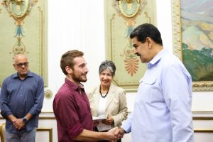 Presidente Maduro recibió a integrantes del Colectivo de Protección de embajada venezolana en Washington
