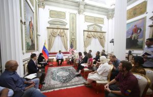 Presidente Maduro recibió a integrantes del Colectivo de Protección de embajada venezolana en Washington