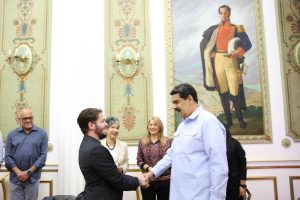 Presidente Maduro recibió a integrantes del Colectivo de Protección de embajada venezolana en Washington