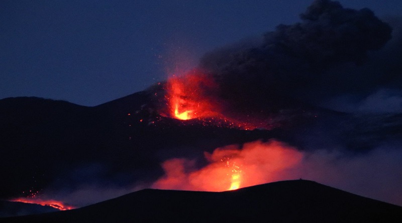 El Etna entra nuevamente en erupción, el volcán activo más grande de Europa