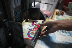 Jefe de Estado supervisó producción de útiles, textos y uniformes escolares