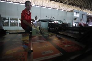 Jefe de Estado supervisó producción de útiles, textos y uniformes escolares