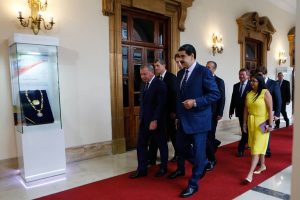 Venezuela y Rusia firman acuerdos de cooperación y negocios