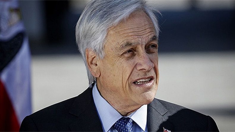 Piñera pide la renuncia de sus ministros y anuncia que levantará estado de emergencia "si las circunstancias lo permiten"