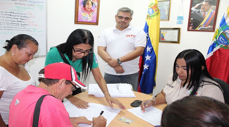 Más de 61 títulos de propiedad de tierra, fueron firmados y entregados