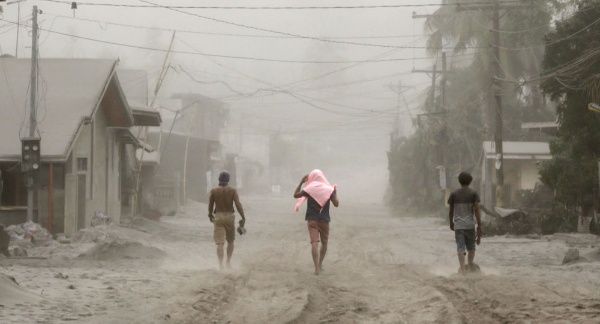 Declararon estado de calamidad ante erupción volcánica en Filipinas