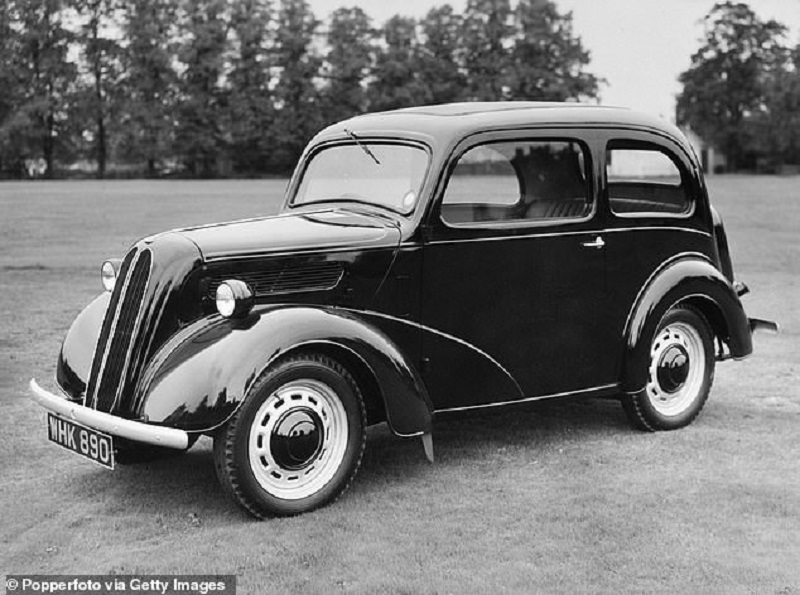 Pasando la cuarentena | Británico encuentra un carro de la década de 1950 enterrado en su jardín