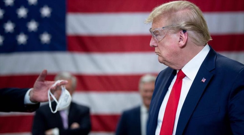 El presidente de EE.UU., Donald Trump, durante su visita a una fábrica de mascarillas en Arizona, 5 de mayo de 2020. (Foto: AFP)
