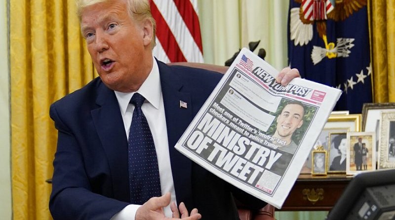 La firma del decreto ocurre poco después de que Twitter coloque una notificación de verificación de hechos a dos tuits del presidente. (Foto: Jonathan Ernst / Reuters)