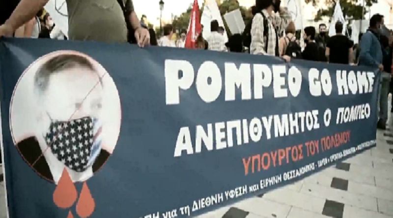 Manifestantes griegos protestan contra la vista del secretario de Estado de EE.UU., Mike Pompeo, fuera del Consulado de EE.UU. en Salónica, 28 de septiembre de 2020.