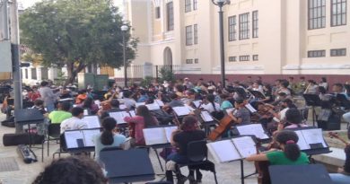 El próximo sábado 13 de noviembre el Sistema Nacional de Orquesta y Coros Juveniles e Infantiles de Venezuela buscarán colocar su nombre en el libro del récord mundial como la orquesta más grande del mundo, con la Marcha eslava. En el Patio de Honor de la Academia Militar, intentarán registrar la marca de la orquesta más grande del mundo que actualmente ostenta una agrupación rusa que reunió a 8.097 participantes en 2019. Un total de 06 directores estarán a cargo del espectáculo que comenzará a las 05:00 pm y que se podrá seguir a través de las redes sociales del sistema nacional de orquesta.  Historia de vida: Marlín Acosta, integrante del Sistema Nacional de Orquestas y Coros Juveniles e Infantiles en el estado Carabobo, participará en el intento oficial de Venezuela, en obtener el récord mundial de la orquesta más grande del mundo. Proveniente del municipio Guacara, la jovencita de 11 años de edad, se forma como músico desde muy pequeña gracias al apoyo de su familia. Para ella, formar parte del Sistema de Orquestas, representa alegría, formación, disciplina y talento con sello venezolano. “La música significa para y mi mundo entero, me hace sentir orgullosa de ser venezolana y poder representar a mi país”, expresó Acosta. Con la puesta en escena de más de 12 mil músicos en la ciudad capital, Marlín está convencida, de que se obtendrá el record y una vez más, Venezuela demostrará que es referencia musical para el mundo entero, reseña el portal web de RNV.  “Vamos a lograr ese record y colocaremos en alto una vez más a Venezuela con la orquesta más grande del mundo”, aseguró. Para Leidimar Mendoza, madre de la violinista guacareña, el Sistema Nacional de Orquestas fundado por el Maestro José Antonio Abreu, es una puerta al futuro y al desarrollo del país. “Este sistema es integral, inclusivo, impulsa valores para la vida y para la Patria, es por eso que nosotros como padres, madres, familias debemos apoyar siempre al semillero y futuro de la nación”.