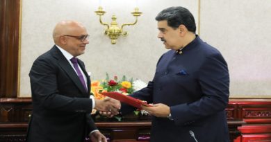 AN entrega notificación del inicio del período legislativo 2023 al presidente Maduro