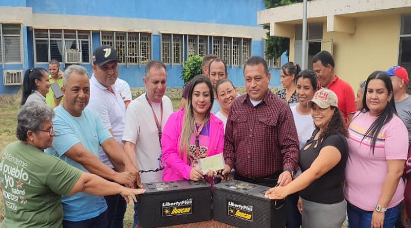 Entregan baterías a Clínica Especializada en Barinas