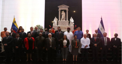Embajadora de Nicaragua rinde honores al Libertador Simón Bolívar