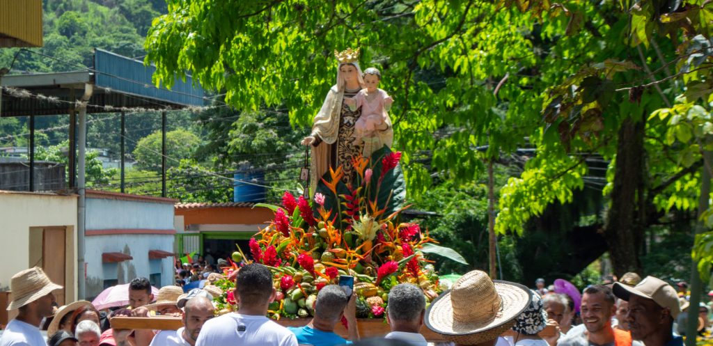 Araira tendió sus alfombras de flores y frutos a la virgen del Carmen