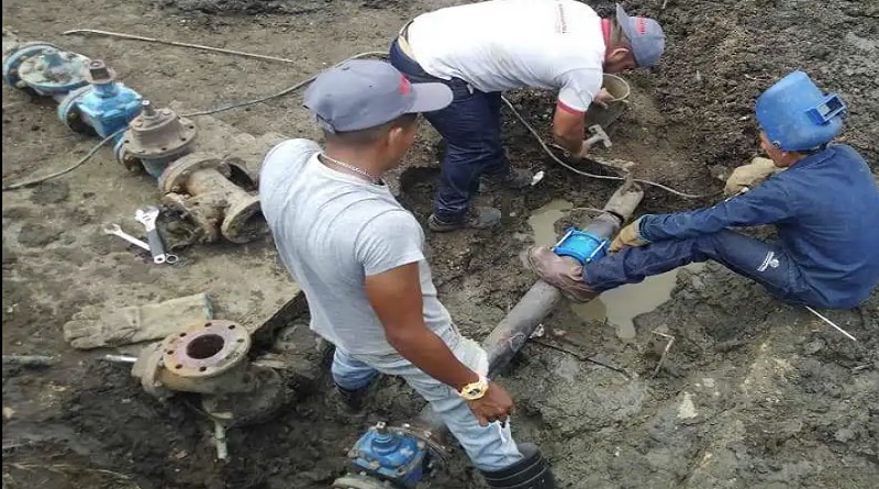 Sustituyen válvula reguladora de agua potable en La Vega