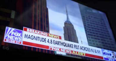Varias personas salieron a las calles tras el terremoto de magnitud 4.8 que sacudió los estados de Nueva Jersey y Nueva York, el 5 de abril de 2024. (Fatih Aktas / Anadolu / Gettyimages.ru)