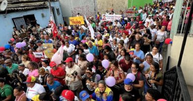 Pueblo se moviliza en la parroquia La Vega en respaldo del presidente Maduro