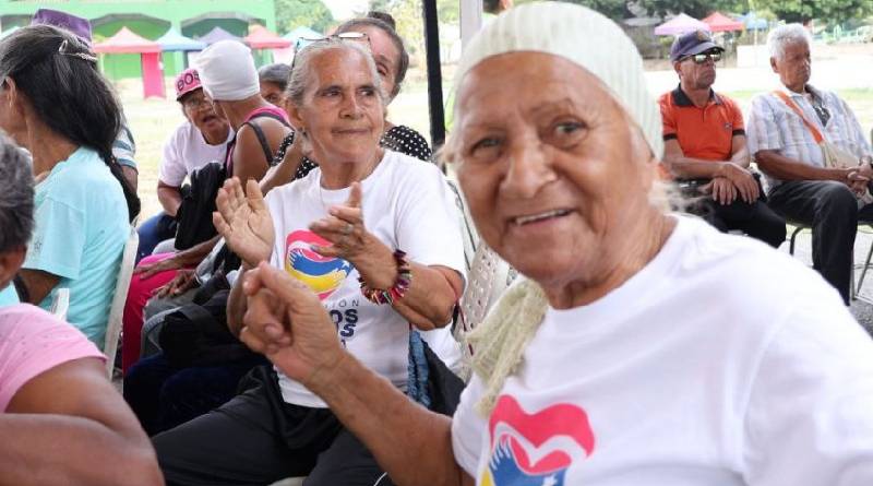 Abuelos y abuela son favorecidos con abordaje integral en Zulia