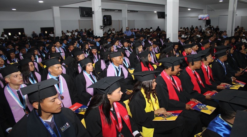 Más de 300 profesionales egresan de los diferentes programas de la Unes