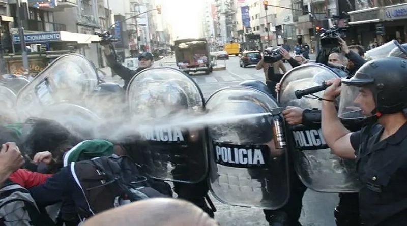 Policía argentina lanza gas pimienta y palazos a jubilados