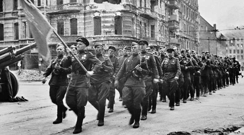 Soldados soviéticos durante el desfile de la Victoria en la Segunda Guerra Mundial, el 7 de septiembre de 1945 en Berlín liberado, Alemania (Sputnik Mundo / Mikhail Melnik)