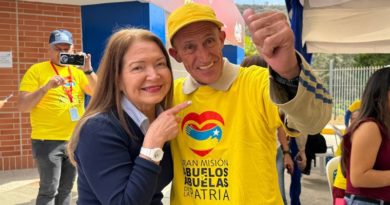 Misión Sonrisa entrega prótesis a abuelos y abuelas de Caracas