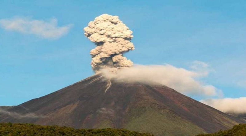 Ceniza de volcán “El Reventador” afecta a dos provincias de Ecuador